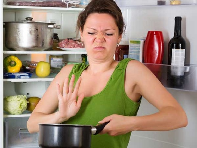 Thức ăn lâu ngày khiến phòng bếp có mùi khó chịu